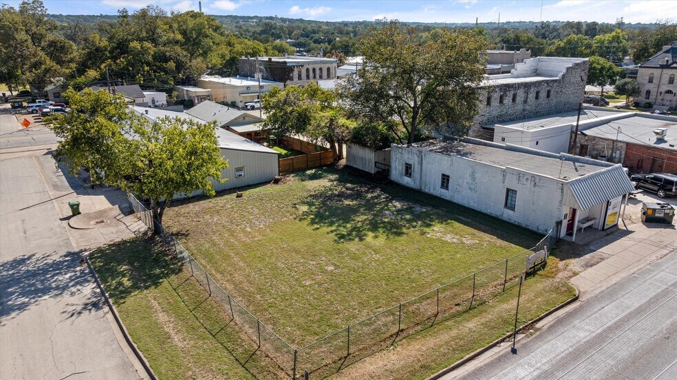 More Photos Of 301 NE Barnard St, Glen Rose Office For Sale
