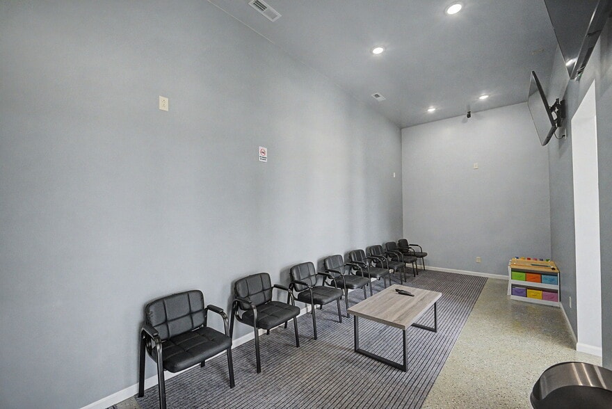 More Photos Of 212 N Lincoln Rd, Rockville General Retail For Sale