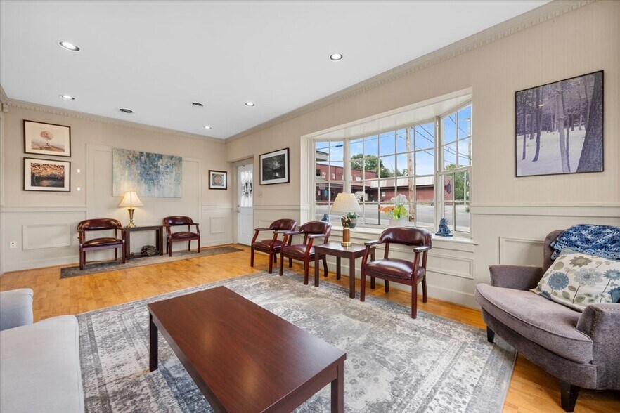 More Photos Of 121 NW Russell Rd, Abingdon Office For Sale