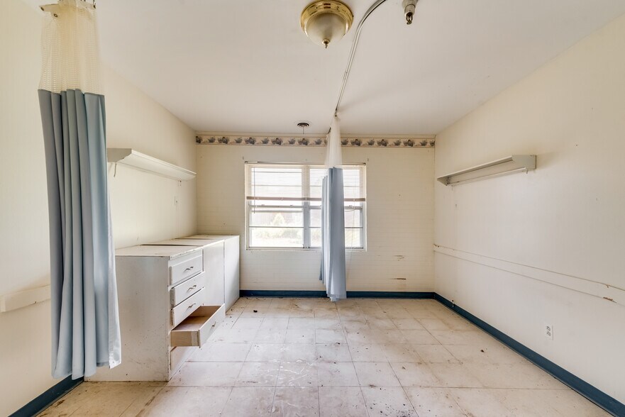 More Photos Of 1601 Kennedy St, Bonham Apartments For Sale
