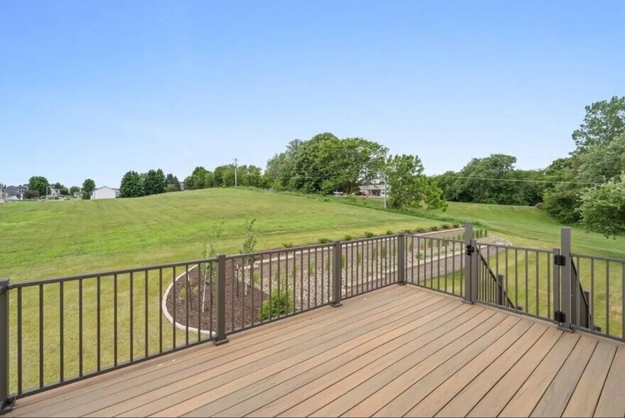 More Photos Of 1805 S 8th Ave E, Newton Specialty For Sale