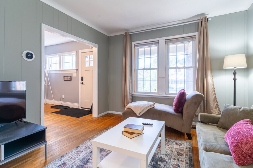 More Photos Of 738 Brock St, Windsor Multifamily For Sale