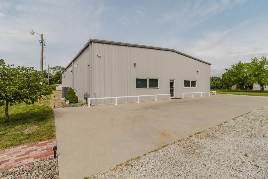 More Photos Of 2325 S Crest St, Wichita Warehouse For Sale