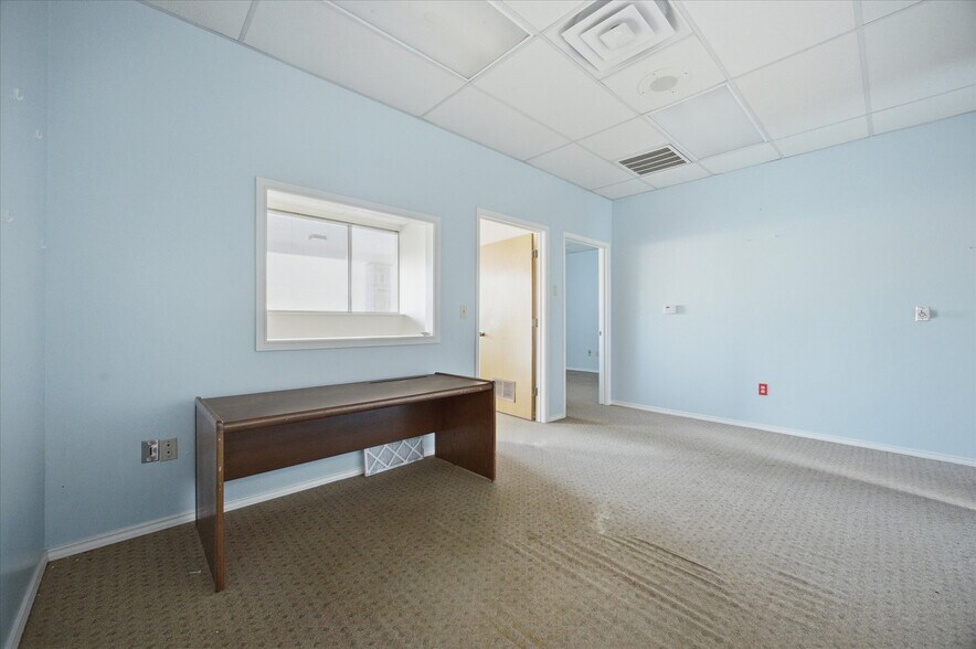 More Photos Of 2108 Monroe St, Commerce Showroom For Lease