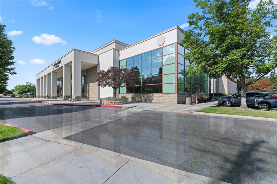 More Photos Of 801 E Parkcenter Blvd, Boise Health Club For Sale