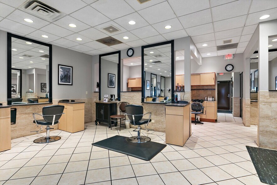 More Photos Of 160-175 N Edison Ave, Elgin Freestanding For Sale