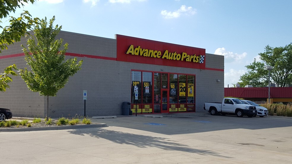 More Photos Of 520 S Eastwood Dr, Woodstock Freestanding For Lease