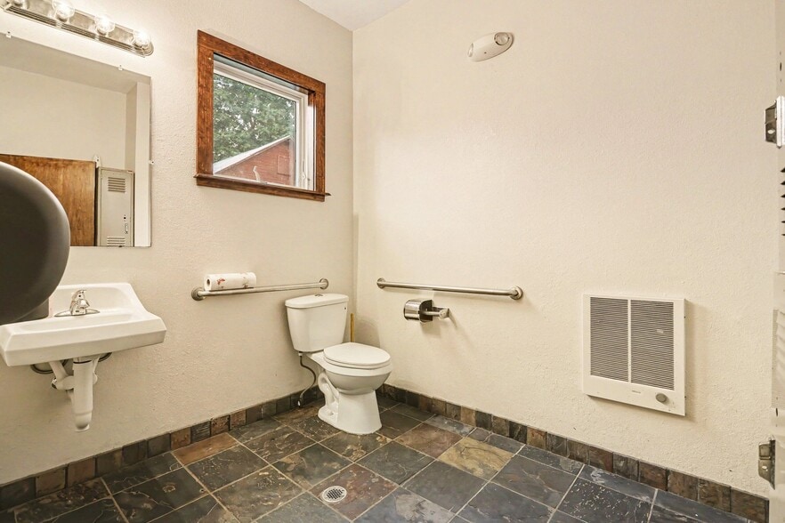 More Photos Of 9 W Shepard St, Hartford Religious Facility For Sale