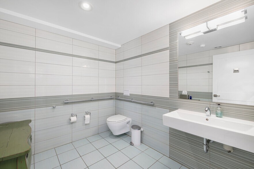 More Photos Of 14 Narragansett Ave, Jamestown Restaurant For Lease