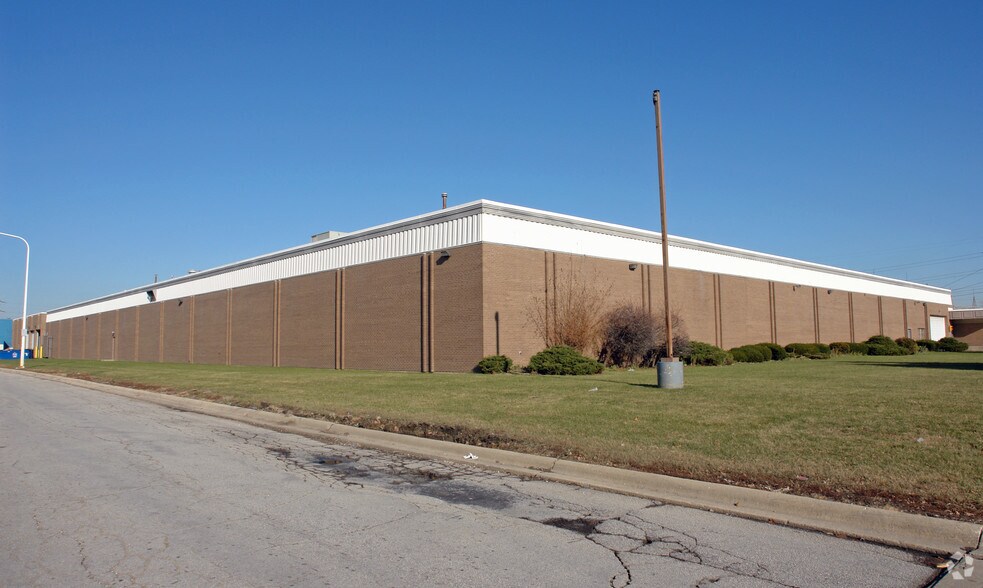 More Photos Of 5858 W 73rd St, Bedford Park Manufacturing For Lease