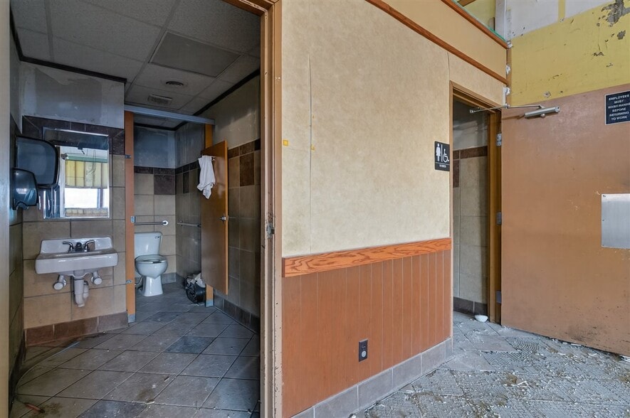 More Photos Of 602 G Ave, Grundy Center Fast Food For Sale