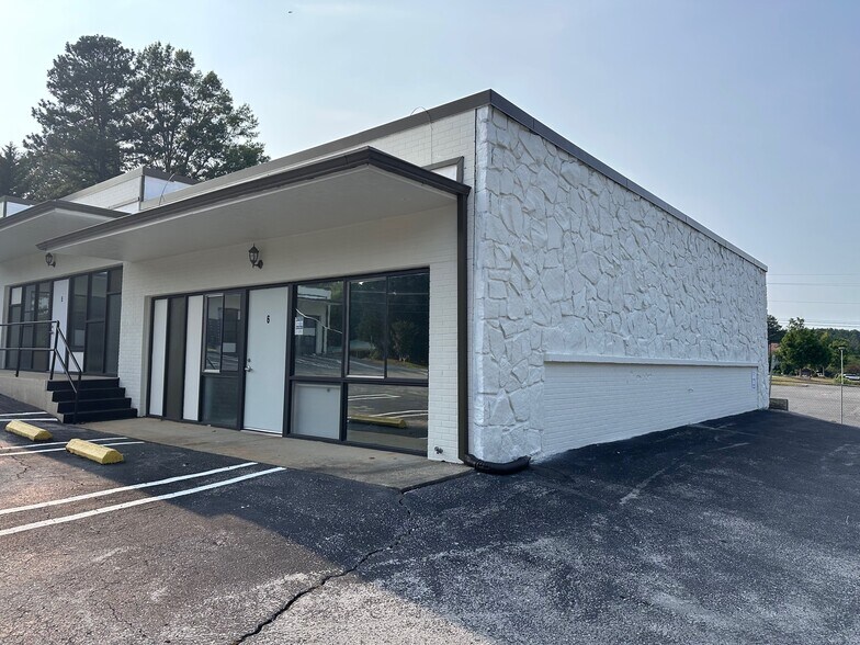 More Photos Of 1401 Applewood Dr, Dalton Medical For Lease