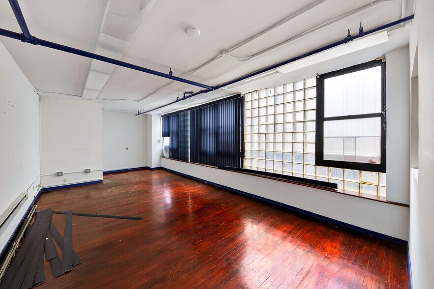 More Photos Of 1997-2013 Mcdonald Ave, Brooklyn Showroom For Lease