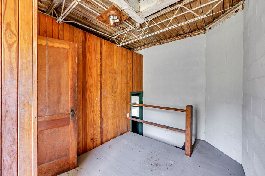 More Photos Of 217 E Aiken Rd, Eden Showroom For Lease