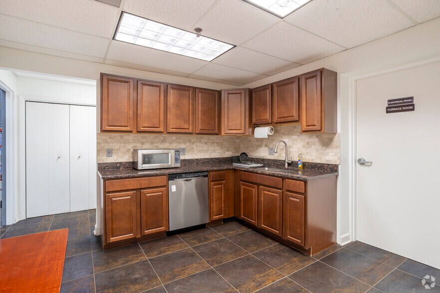 More Photos Of 3501 Woodhead Dr, Northbrook Warehouse For Lease