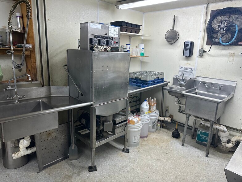 More Photos Of 4443 Chain O Lakes Rd, Eagle River Hotel For Lease