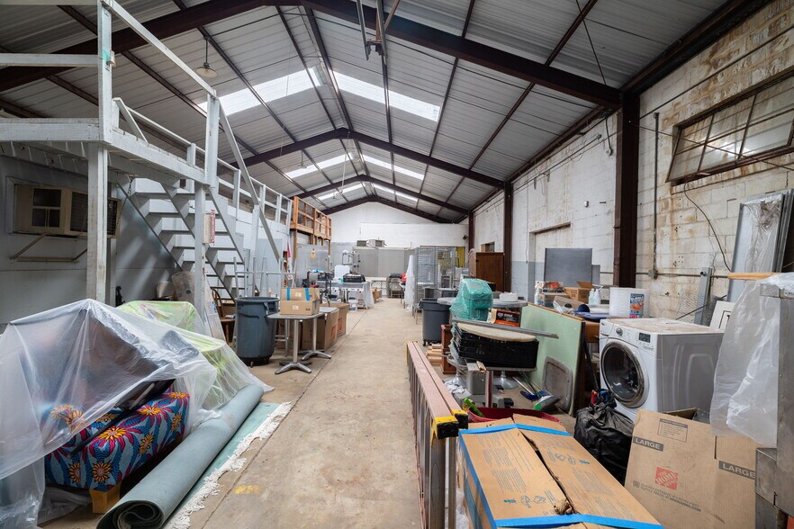 More Photos Of 2930 E Houston St, San Antonio Industrial For Sale