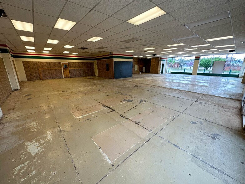 More Photos Of 423 N 7th St, Perry Freestanding For Sale