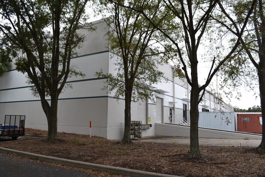 More Photos Of 9208 Palm River Rd, Tampa Warehouse For Lease