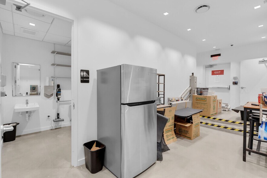 More Photos Of 132 Duval St, Key West Restaurant For Lease