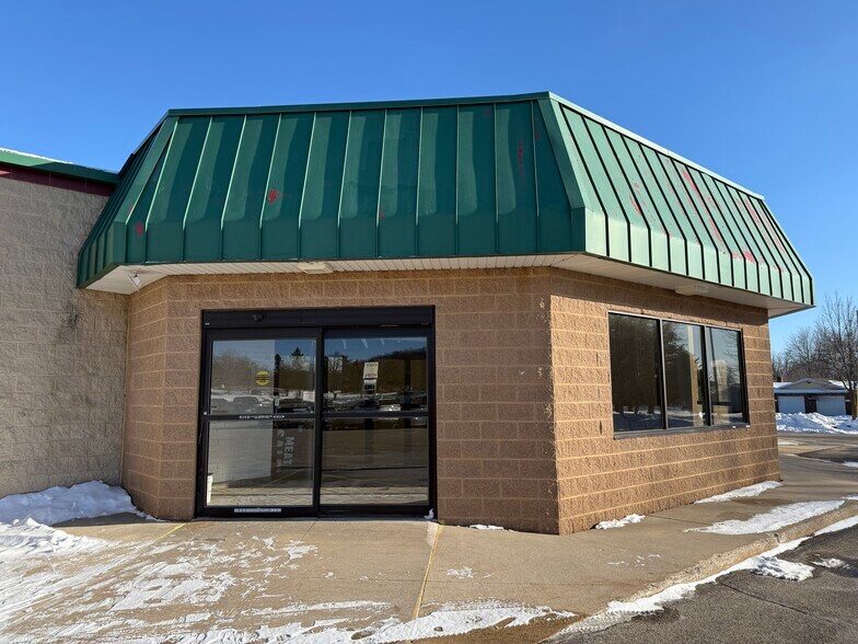 More Photos Of 808-810 N Monroe St, Waterloo Freestanding For Lease