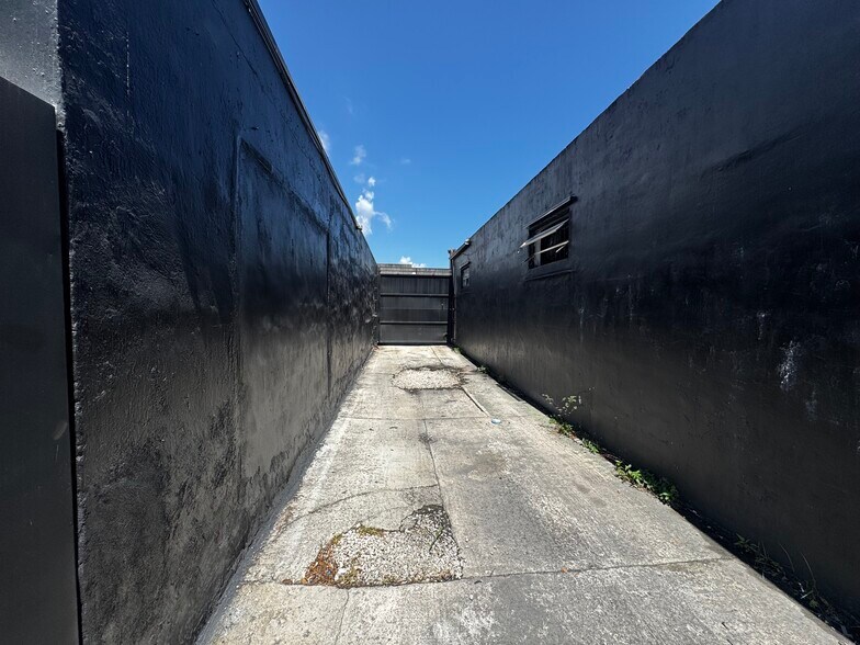 More Photos Of 5612 Dewey St, Hollywood Light Manufacturing For Lease