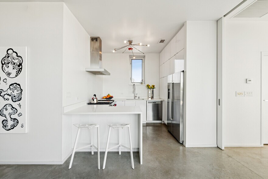 More Photos Of 2058 W Grand Ave, Chicago Loft Creative Space For Sale