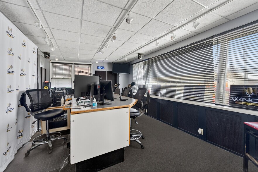 More Photos Of 2001 Capitol dr, Milwaukee Office For Sale