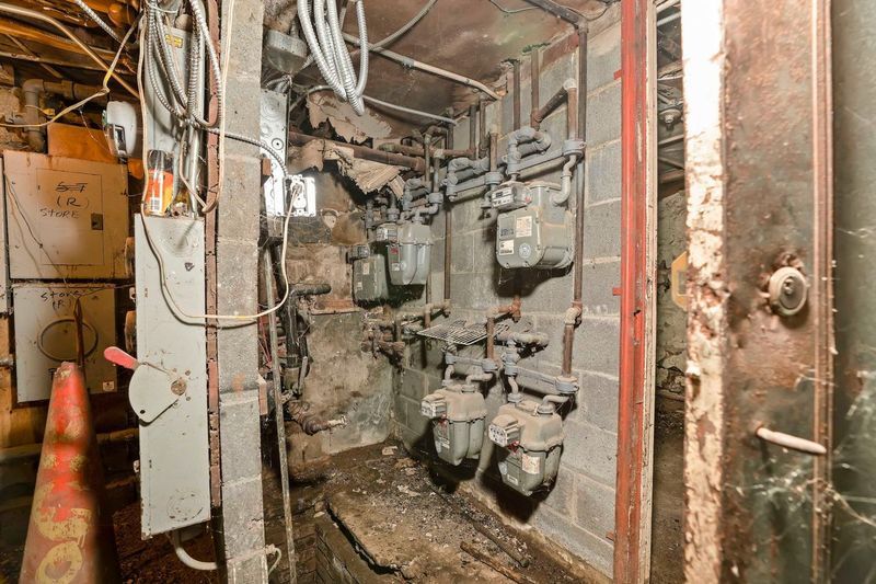 More Photos Of 1536 Gates Ave, Brooklyn Flex For Sale