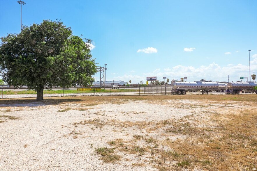 More Photos Of 961 Savage Ln, Corpus Christi Service For Sale