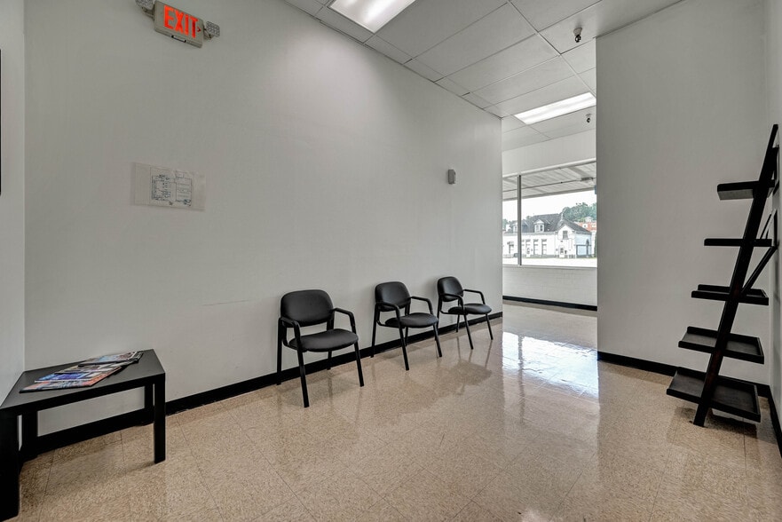 More Photos Of 100 Chamber Plz, Charleroi Supermarket For Lease