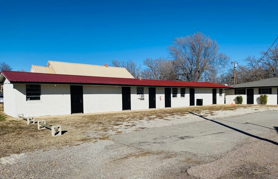 More Photos Of 215 SW 6th St, Mooreland Hotel For Sale