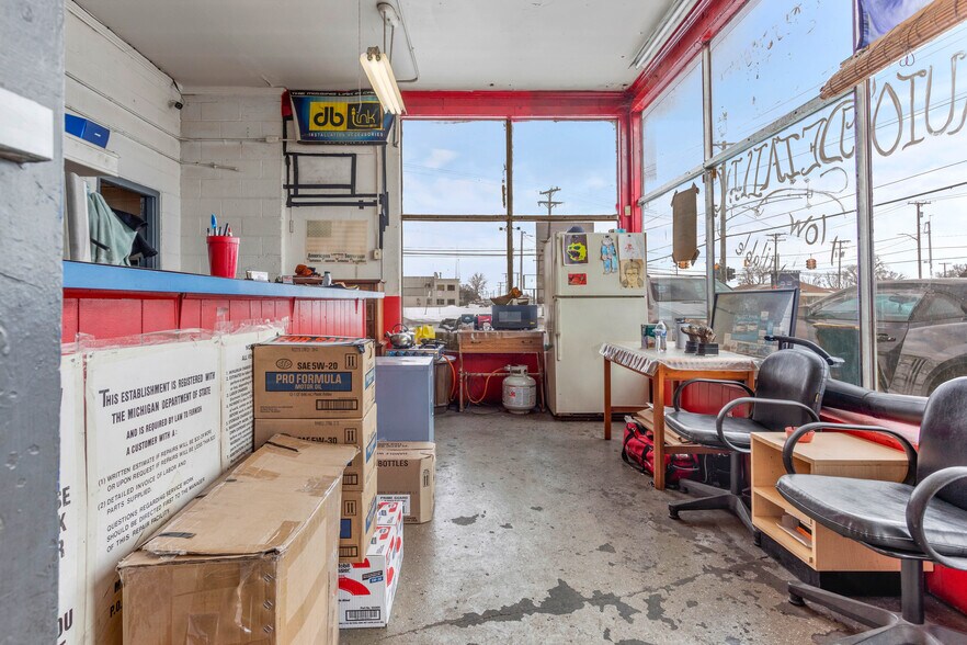 More Photos Of 25985 Groesbeck Rd, Warren Auto Repair For Sale