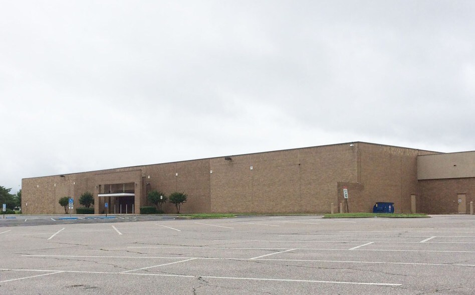 More Photos Of 6120 Hickory Ridge Mall, Memphis Department Store For Lease