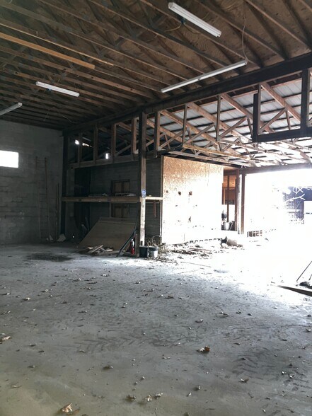 More Photos Of 221 N Main St, Benton Freestanding For Sale