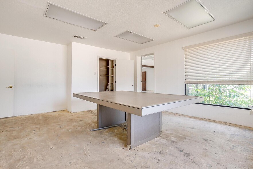 More Photos Of 117 Roberts Cut Off Rd, Fort Worth Warehouse For Sale