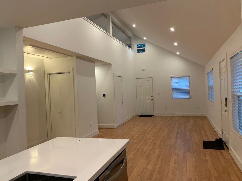More Photos Of 1601 Holly St, Austin Medical For Lease