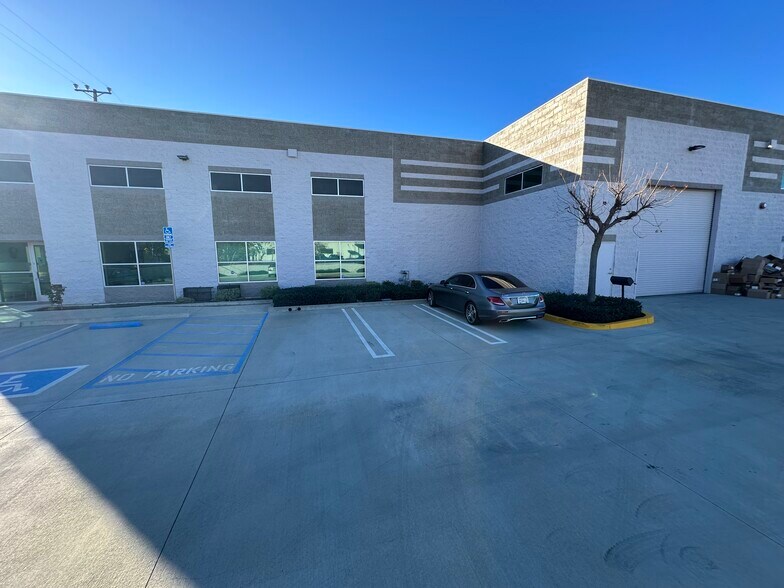 More Photos Of 7655 Kester Ave, Van Nuys Warehouse For Lease