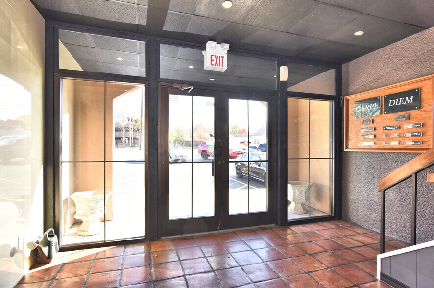 More Photos Of 6670 S Lewis Ave, Tulsa Office For Sale