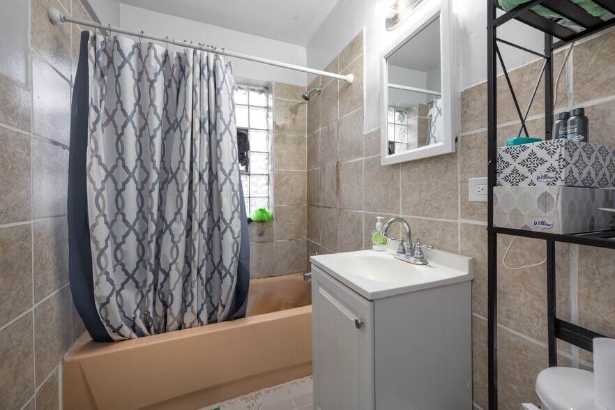 More Photos Of 726 W Roy Dr, Villa Park Apartments For Sale