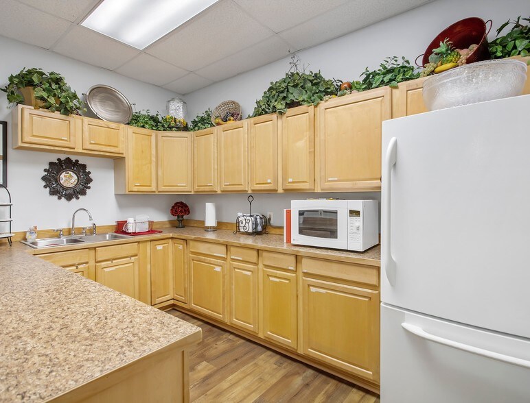 More Photos Of 2020 Anders Ln, Kemah Flex For Lease