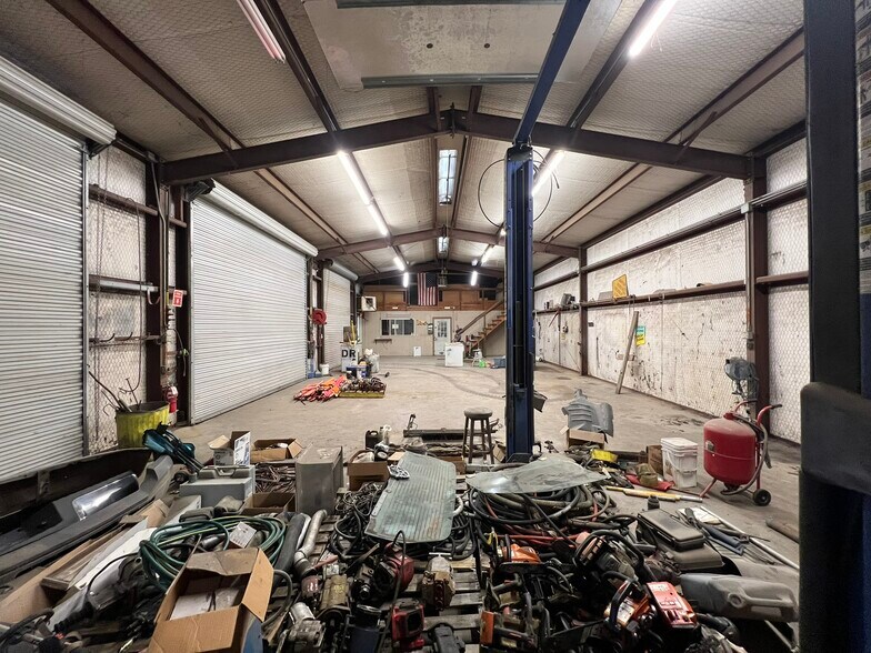 More Photos Of 3226 N Main St, Cleburne Warehouse For Lease
