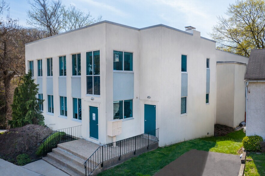 More Photos Of 18 Elizabeth St, West Conshohocken Office For Lease