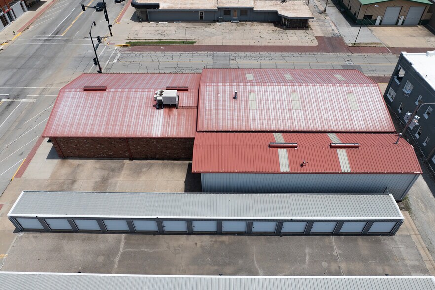 More Photos Of 300 W Grand Ave, Ponca City Freestanding For Sale