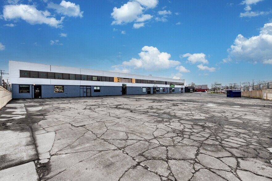 More Photos Of 2425 Hyde Park Blvd, Niagara Falls Freestanding For Sale