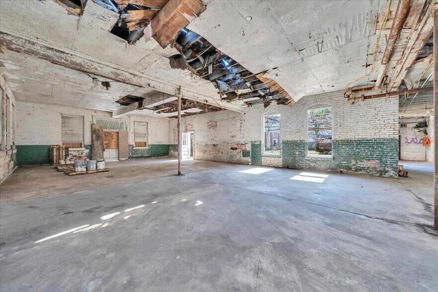 More Photos Of 231 S Colorado St, Salem Freestanding For Sale
