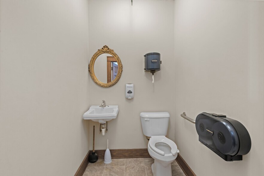 More Photos Of 738 E Main St, Belhaven Hotel For Sale