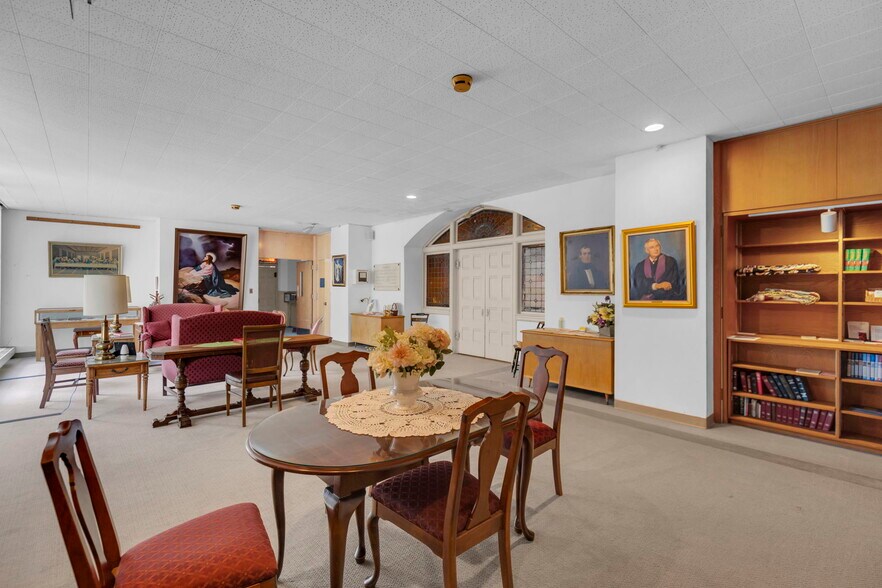 More Photos Of 61 Main St, Unionville Office For Sale
