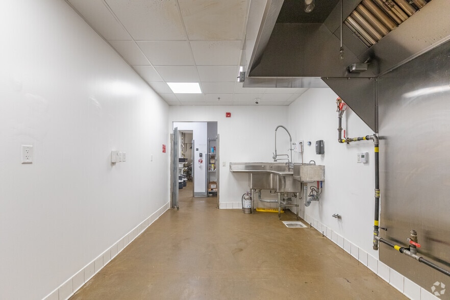 More Photos Of 545 Keele St, Toronto Warehouse For Lease