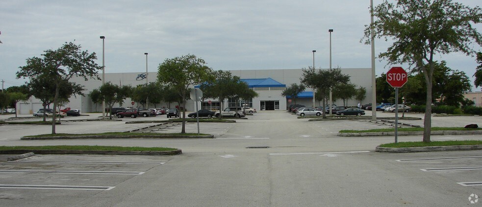 More Photos Of 19500 S Dixie Hwy, Miami Office For Lease